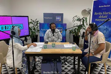 KUPAS MASALAH: 'Podcast' kali ini mengetengahkan usahawan Syah Ibrahim selaku hos bersama koresponden Berita Harian, Shahida Sarhid dan peguam Encik Abdul Rahman Mohd Hanipah. - Foto BERITA HARIAN