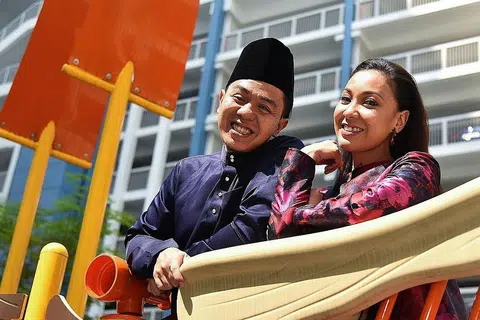 KECOH DI RUMAH: Dua beradik, Amy Kecik dan Endang Rahayu Ruslan, suka 'buat kecoh' dengan sepupu-sepupu yang datang ke rumah ibu bapa mereka pada malam Raya semasa mereka di alam remaja. - Foto BM oleh SONG TAO