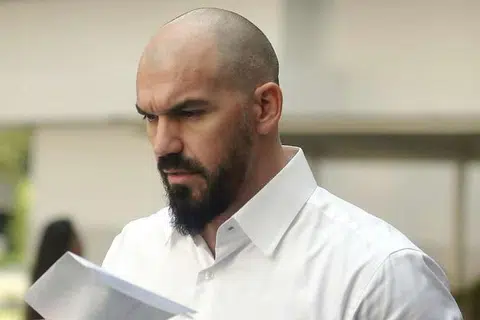 JALANI HUKUMAN: Joshua Robinson telah dihukum penjara empat tahun kerana melakukan beberapa kesalahan seksual termasuk melakukan hubungan seks yang dipersetujui dengan dua budak perempuan bawah umur dan menunjukkan gambar lucah kepada seorang budak perempuan berusia enam tahun. - Foto THE STRAITS TIMES