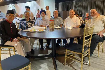 DULU DI PADANG: Anggota pasukan ragbi Singapura 1978, (dari kiri) Buzari Kayat, Mohd Taib Omar, Jarmal Singh, yang juga merupakan Kapten pasukan 1978, Hamzah Mohd, Alfred Lee dan Mohd Rashid Talib bergambar bersama pada acara pertemuan Hari Raya lalu. 