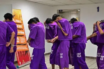 Seramai 12 penuntut Universiti Malaysia Terengganu (UMT) ditahan reman bagi membantu siasatan kes seorang pelajar lelaki dipukul secara bergilir-gilir menggunakan objek tumpul di kolej kediaman universiti berkenaan. 