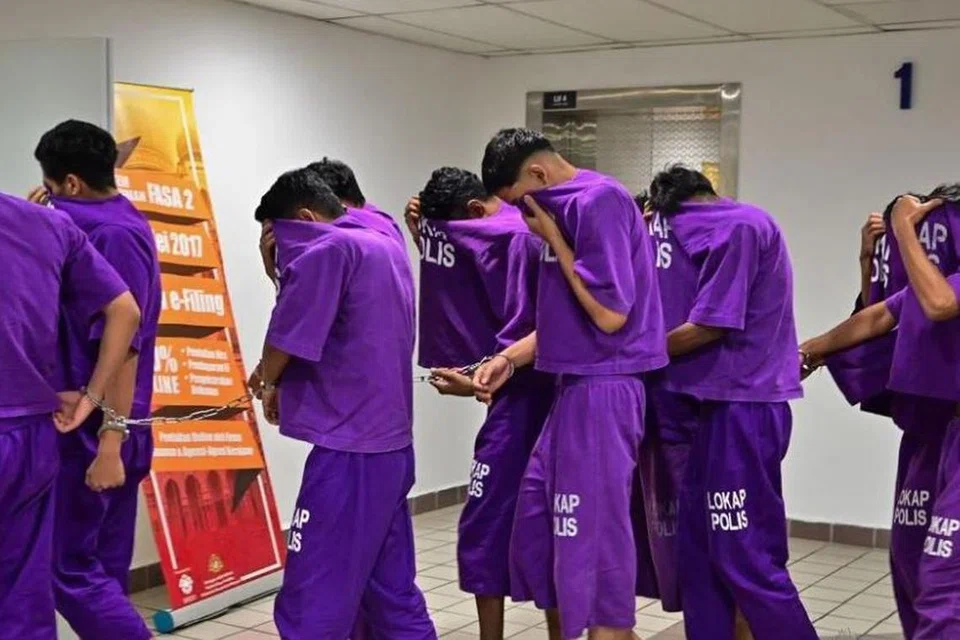 Seramai 12 penuntut Universiti Malaysia Terengganu (UMT) ditahan reman bagi membantu siasatan kes seorang pelajar lelaki dipukul secara bergilir-gilir menggunakan objek tumpul di kolej kediaman universiti berkenaan. 