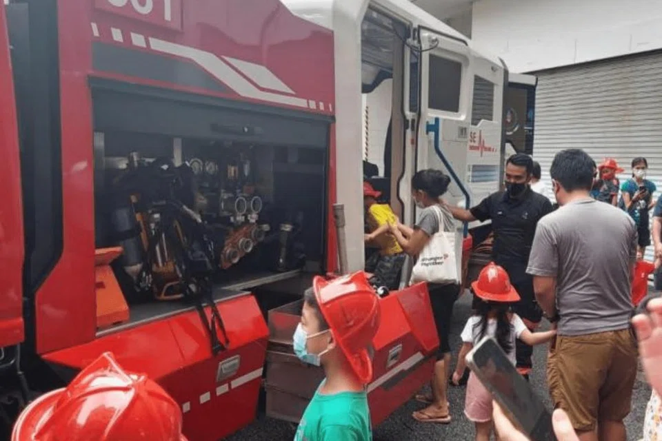 ANGGOTA BOMBA: Daripada berpura-pura semata-mata, beri peluang kepada anak-anak untuk mencuba pakaian anggota bomba dan mengetahui tugas mereka.
