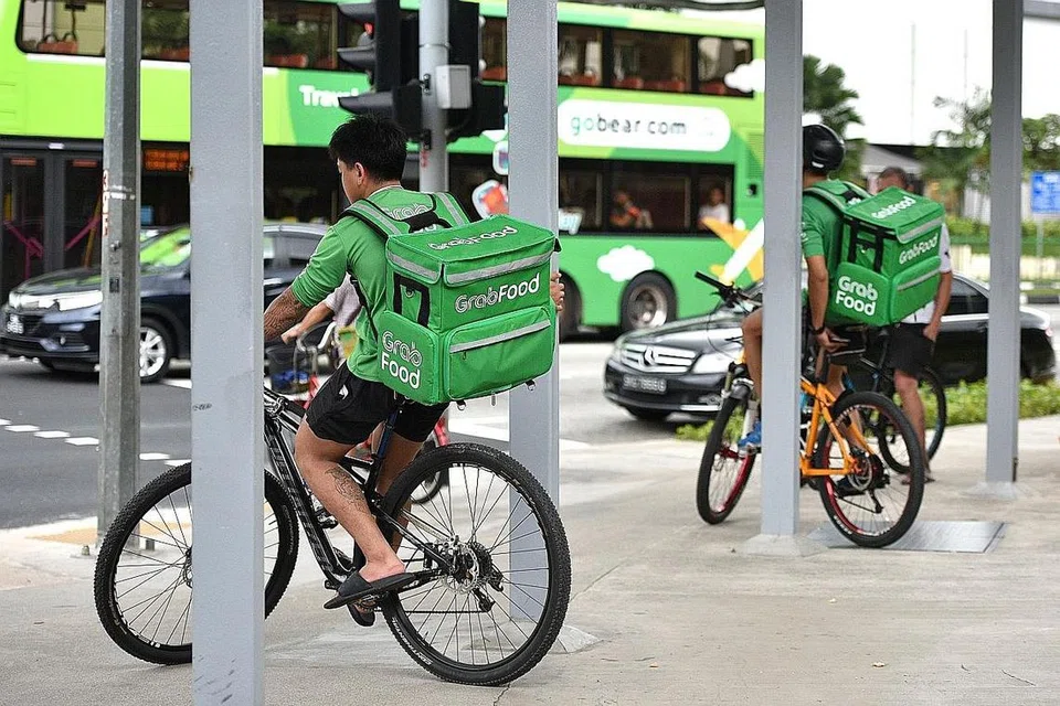 LARIS: GrabFood Singapore melaporkan bilangan tempahan mereka meningkat dalam tempoh ini sambil menyatakan ia juga mungkin disebabkan pelbagai promosi yang dijalankan semasa kempen Tahun Baru Cina. - Foto BH oleh KELLY HUI