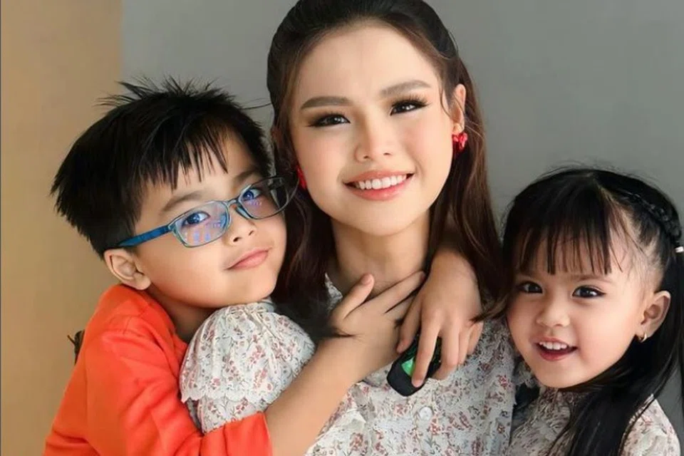 Bella Astillah bergambar bersama dua anaknya, Ayden Adrean dan Ara Adreanna, hasil perkahwinan dengan bekas suami, Aliff Aziz. 