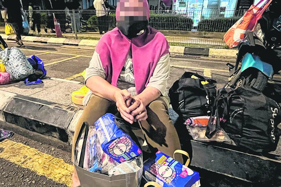Cik Azizah (bukan nama sebenar), 50-an tahun, setia menanti ketibaan sukarelawan dan penyumbang di sekitar Chow Kit, Kuala Lumpur, untuk mendapatkan pelbagai barangan keperluan harian bagi menampung kehidupan.