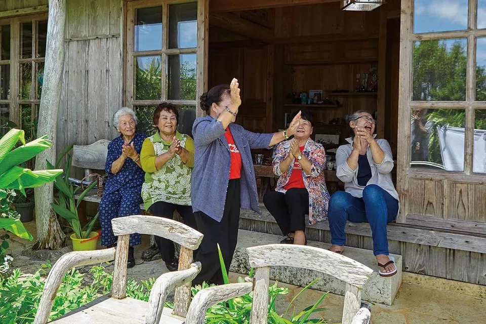 Gabungan amalan pemakanan sihat, gaya hidup aktif, hubungan sosial, dan keseimbangan emosi menjadi kunci umur panjang dan tahap kesihatan yang baik dalam kalangan penduduk di Okinawa, Jepun.