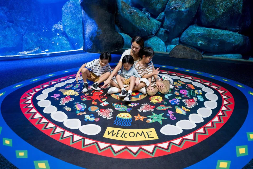 KERJASAMA PENTING: Pameran karya A Christmas Oddysea di S.E.A Akuarium hasil kerjasama artis tempatan daripada Superhero Me dan pelajar dari Pusat Rainbow, pengendali sekolah pendidikan khas.