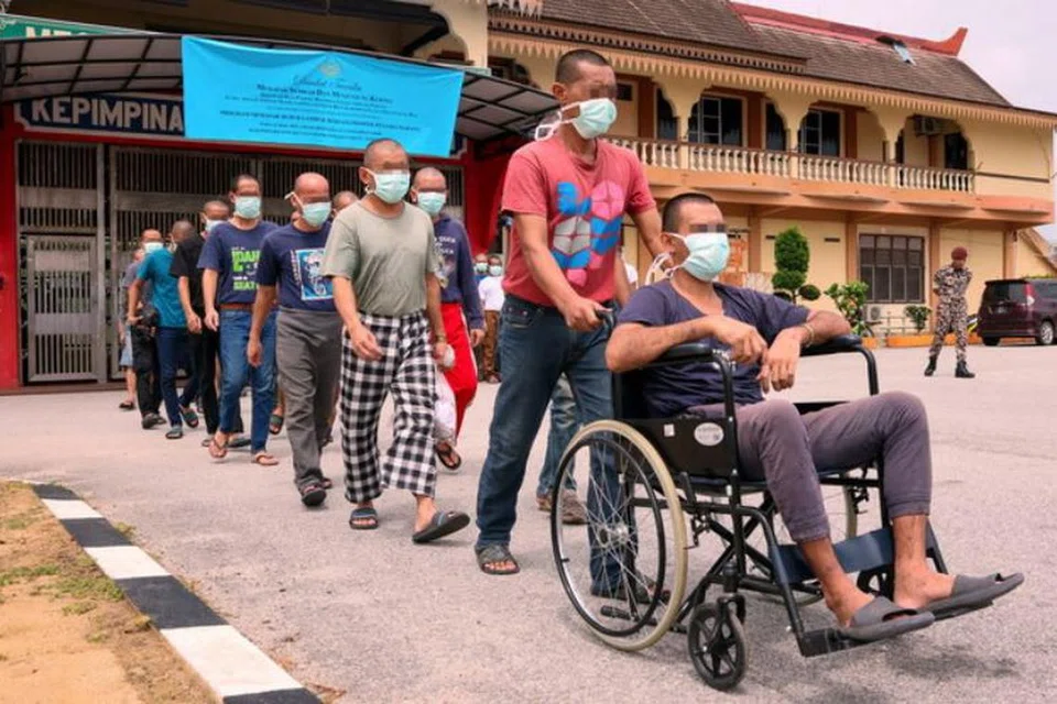 Banduan di Penjara Marang, Terengganu, antara 601 yang dibebaskan pada 24 Mac daripada 34 penjara seluruh Malaysia, menerusi Pelepasan Banduan Secara Lesen (PBSL) Ihsan Madani sempena Aidilfitri.