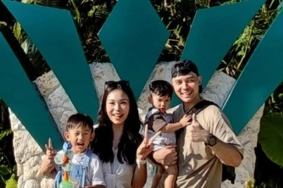 Encik Chee Shi Jing (kanan), isterinya, Cik Ang Shao Jun (dua dari kiri), dan dua anak mereka, Kaius (kiri), empat tahun, dan Kaleb, setahun, berpeluang meraih manfaat daripada pengurangan yuran prasekolah yang bermula pada Januari 2026.