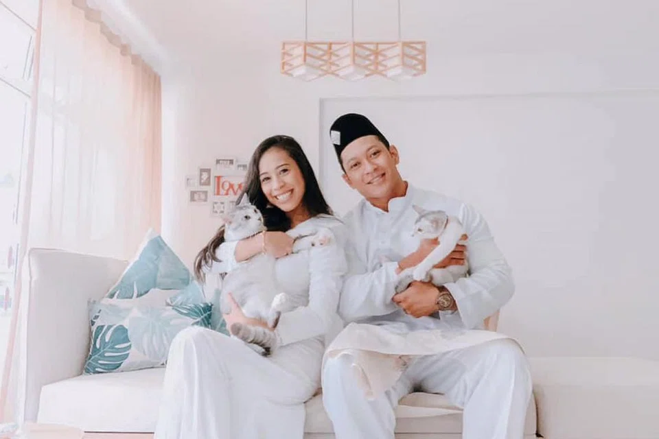 KEMBALI DENGAN SEMANGAT BARU: Juffri (atas bersama isterinya, Mas Ayuni) berehat daripada menjana karya baru selama dua tahun demi tumpuan pada pekerjaan sepenuh masa sebagai pengurus perhubungan tetamu di Hotel Pan Pacific Singapore. Beliau kini juga turut berkorban masa bagi hobi baru dalam sukan bina badan. - Foto BM oleh HARYANI ISMAIL