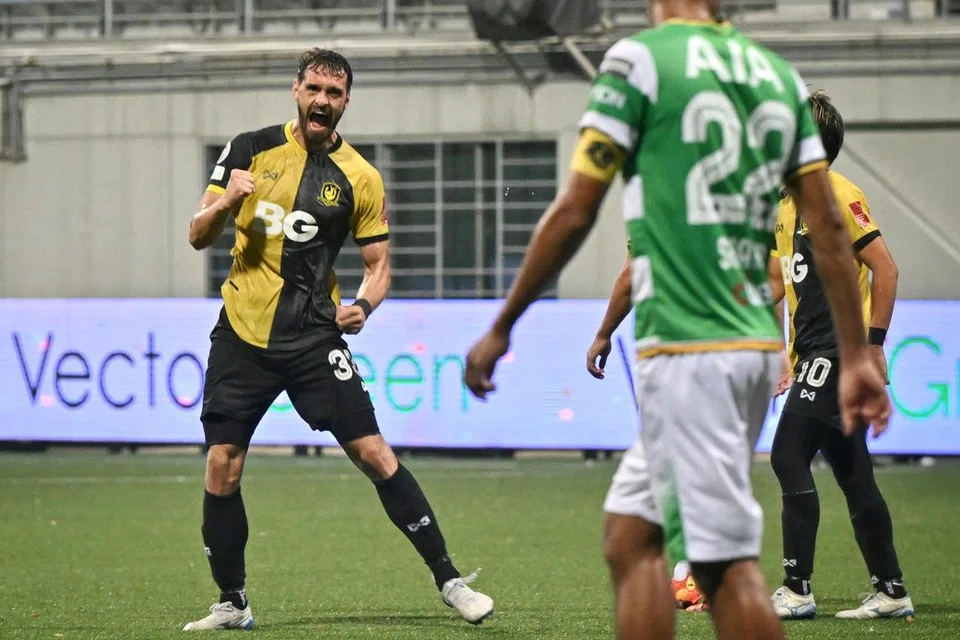 Pemain pertahanan BG Tampines Rovers, Milos Zlatkovic (kiri), meraikan gol selepas menandukkan bola daripada sepakan penjuru dalam kemenangan 3-0 ke atas Geylang International di Stadium Jalan Besar pada 29 Oktober 2024.
