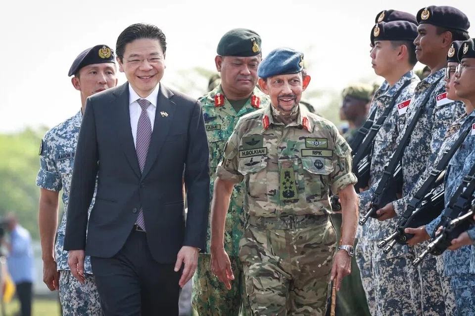 Perdana Menteri Encik  Lawrence Wong dan Sultan Brunei, Sultan Hassanal Bolkiah, menghadiri perbarisan bersama di Brunei pada 10 Oktober.