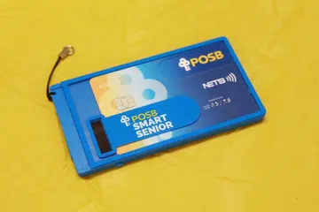 PROGRAM BAYARAN TANPA TUNAI: Program Warga Emas Bijak POSB memberi ganjaran kepada warga emas yang menggunakan kad ATM tanpa sentuhan ini, termasuk insentif $50 bagi mereka yang berjaya berjalan sehingga 100,000 langkah dan membuat sekurang-kurangnya 10 bayaran tanpa sentuhan sebulan.