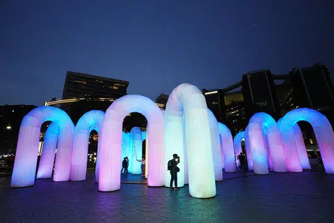 Antara seni pemasangan lampu yang wajib dikunjungi ialah gerbang lampu gergasi, ‘Sky Castle’ yang terletak di Cathay Green, Dhoby Ghaut dan direka oleh studio seni dan teknologi Australia, ENESS. 