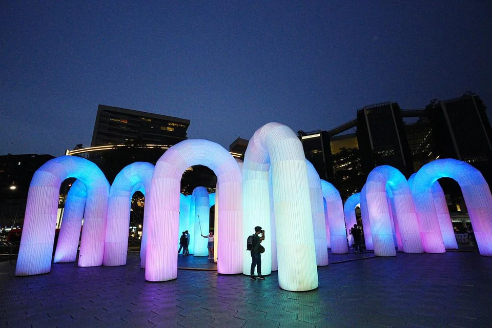 Antara seni pemasangan lampu yang wajib dikunjungi ialah gerbang lampu gergasi, ‘Sky Castle’ yang terletak di Cathay Green, Dhoby Ghaut dan direka oleh studio seni dan teknologi Australia, ENESS. 