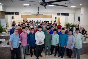 Ketua Eksekutif Muis, Encik Kadir Maideen (barisan depan, empat dari kiri); Pengarah Kanan Sektor Satu Masjid Muis, Encik Zalman Ali (barisan depan, empat dari kanan), bersama pegawai pengurusan Muis dan kakitangan Satu Sektor Masjid Muis.  