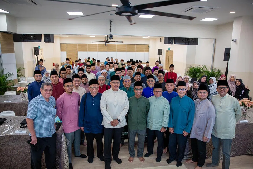 Ketua Eksekutif Muis, Encik Kadir Maideen (barisan depan, empat dari kiri); Pengarah Kanan Sektor Satu Masjid Muis, Encik Zalman Ali (barisan depan, empat dari kanan), bersama pegawai pengurusan Muis dan kakitangan Satu Sektor Masjid Muis.  