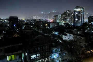 Pemandangan umum bandar Kabul pada waktu senja, 29 September 2025, selepas gangguan telekomunikasi seluruh negara. Afghanistan dilanda pemadaman komunikasi besar-besaran pada 29 September, beberapa minggu selepas pihak berkuasa Taliban mula memutuskan sambungan gentian optik di beberapa wilayah bagi mencegah “maksiat”.