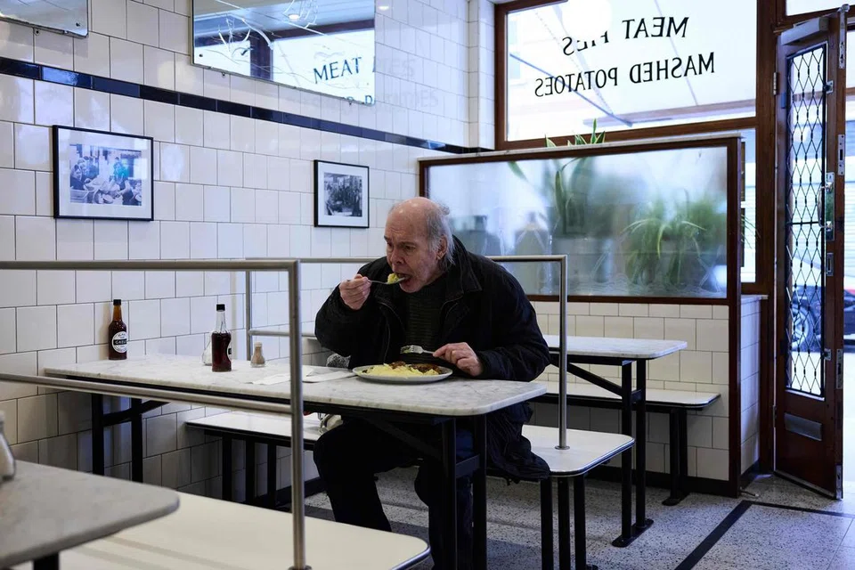 Menurut World Happiness Report, pada tahun 2023, kira-kira satu daripada empat rakyat Amerika melaporkan bahawa mereka makan kesemua hidangan mereka secara bersendirian pada hari sebelumnya.