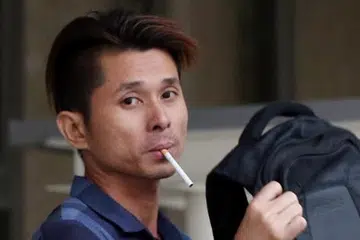 Justin Chew Chee Kin semasa meninggalkan mahkamah pada Oktober lalu selepas membayar ikat jamin. Gambar fail THE STRAITS TIMES 