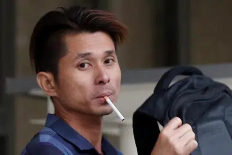 Justin Chew Chee Kin semasa meninggalkan mahkamah pada Oktober lalu selepas membayar ikat jamin. Gambar fail THE STRAITS TIMES 