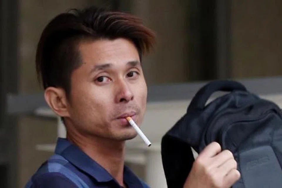 Justin Chew Chee Kin semasa meninggalkan mahkamah pada Oktober lalu selepas membayar ikat jamin. Gambar fail THE STRAITS TIMES 