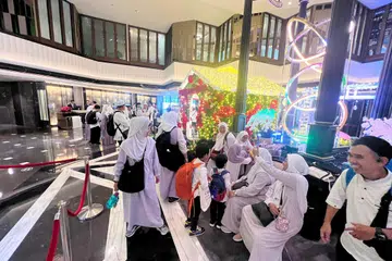 BERSIAP SEDIA: Jemaah umrah syarikat YBD membuat persiapan di lobi Orchard Hotel untuk ke Lapangan Terbang Changi setelah mendapat kepastian penerbangan ke Jeddah diteruskan.