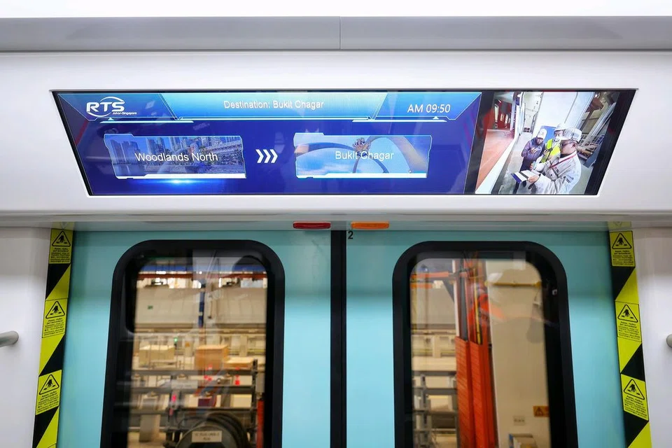 Panel dalam kereta api yang akan memaparkan stesen seterusnya semasa perjalanan.