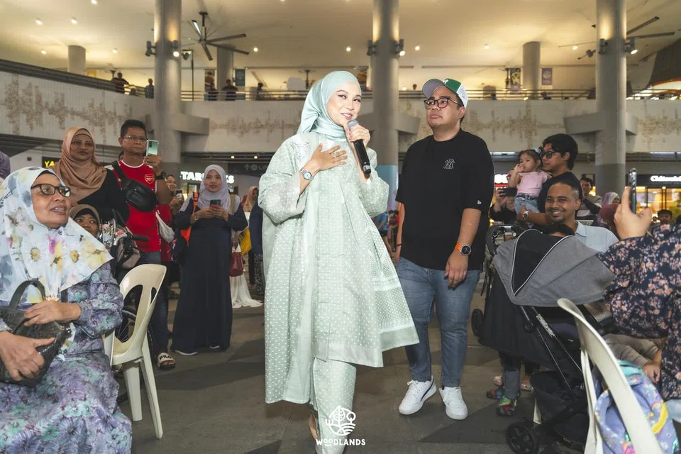 Nabila Razali dikenali kerana bermacam lagu tular yang menarik perhatian segenap lapisan masyarakat.