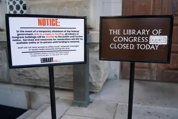 Papan notis diletakkan di luar Perpustakaan Kongres pada hari pertama penutupan pemerintah di Washington, Amerika Syarikat, pada 1 Oktober 2025.