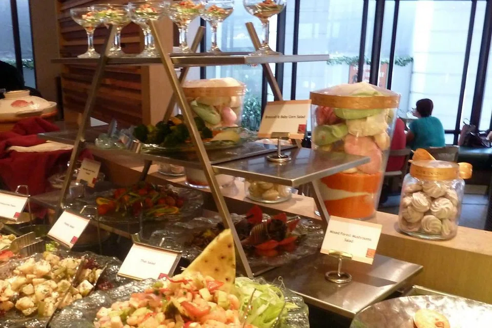 STRAITS CAFE: Bagi Straits Cafe yang terletak di Hotel Rendezvous, lokasinya yang tengah bandar merupakan antara tarikan mengapa tempahan beriftar telah dibuat sejak 22 April lalu. Menurut mereka selain keluarga dan penduduk setempat, pihaknya juga menyaksikan peningkatan trend syarikat yang membuat tempahan. - Foto fail 