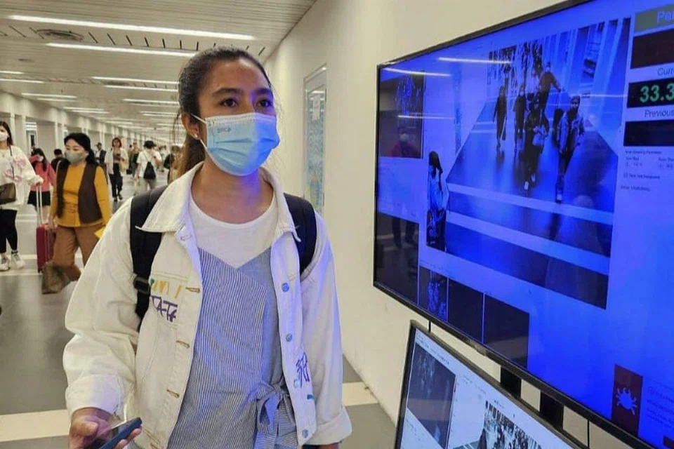 BERJAGA-JAGA: Lapangan Terbang Antarabangsa Soekarno-Hatta Airport melaksanakan langkah pencegahan bagi mengekang penularan Coviid-19 dengan memasang pengimbas haba badan.