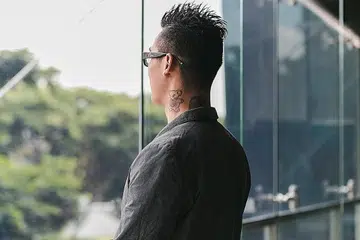 DULU LAIN SEKARANG LAIN: Encik Azlan (bukan nama sebenar) bertekad mahu berubah dan membuang tatunya yang sewaktu zaman remaja beliau anggap sebagai 'cool'. Semalam, beliau antara 24 orang yang menerima sijil tamat program Mudik Ke Hulu, yang disampaikan di Institut Pembelajaran Sepanjang Hayat. - Foto BH oleh KHIDHIR ASYRAF MAHBOB