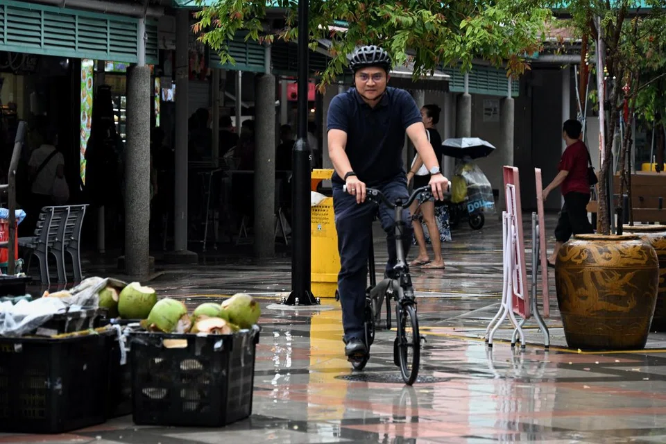 Anggota Parlimen (AP) GRC Bishan-Toa Payoh, Encik Saktiandi Supaat, mengayuh basikal bersama kakitangan majlis bandaran di kawasan Toa Payoh East sebulan sekali untuk menemui penduduk dan bertanya khabar mereka.