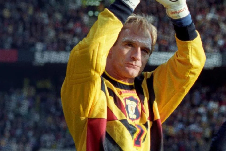 Jim Leighton bermain sebagai penjaga gawang United dari  1988 hingga 1992. Gawang beliau dibolosi sebanyak 153 kali dalam 111 perlawanan. 