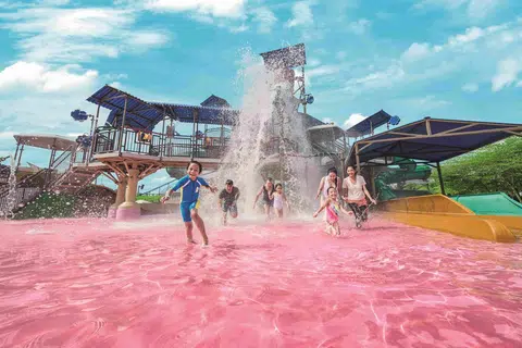 Keluarga boleh bermandi-manda sambil menikmati permainan di Adventure Waterpark Desaru Coast.