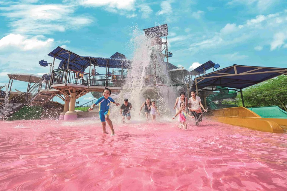 Keluarga boleh bermandi-manda sambil menikmati permainan di Adventure Waterpark Desaru Coast.