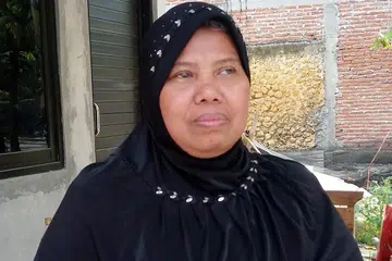 BUTA SELAMANYA: Cik Sugiyem, yang menjadi buta akibat didera majikan Singapuranya, Ummi Kalsum Ali, kini berpaut pada dinding di sekeliling rumahnya di Indonesia untuk menentukan di mana barangan diletak. - Foto ihsan SUGIYEM SAMAD RADIMAH
