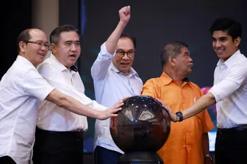 DULU KAWAN KINI LAWAN: Pemimpin Pakatan Harapan (dari kiri) Datuk Seri Wilfred Madius Tangau, Encik Anthony Loke, Datuk Seri Anwar Ibrahim dan Datuk Seri Mohamad Sabu bersama pemimpin Muda, Syed Saddiq Syed Abdul Rahman, pada November 2022 sebelum pilihan raya umum Malaysia ke-15.