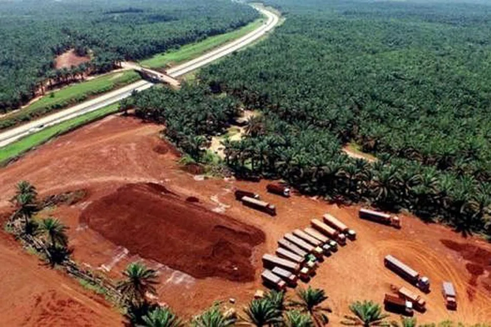 SELEPAS 'PAKAI', KENA BERSIHKAN: Operasi pembersihan kesan bauksit di kawasan terjejas akibat perlombongan bahan mineral itu kini giat dijalankan. - Foto THE STAR