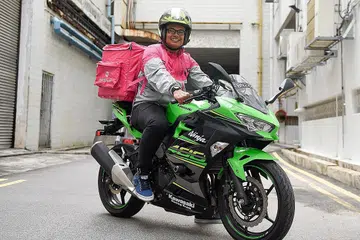 BANTU KELUARGA: Tahfiz, 20 tahun, pelajar Politeknik Temasek bekerja sebagai pekerja penghantaran di foodpanda bagi menampung pendapatan keluarganya. - Foto BH oleh SYAZA NISRINA
