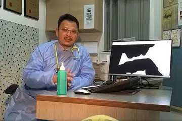 PERTINGKAT KESEDARAN: Dr Zuraimi antara doktor dalam video bagi meningkatkan kesedaran masyarakat tentang pentingnya menjaga keselamatan warga emas dalam situasi Covid-19.