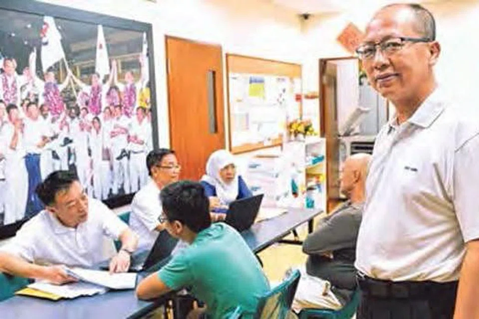 BANTU PENDUDUK: Encik David Koh sentiasa mencuba sedaya boleh membantu penduduk yang datang ke sesi bertemu penduduk bagi mendapatkan bantuan. - Foto KHALID BABA