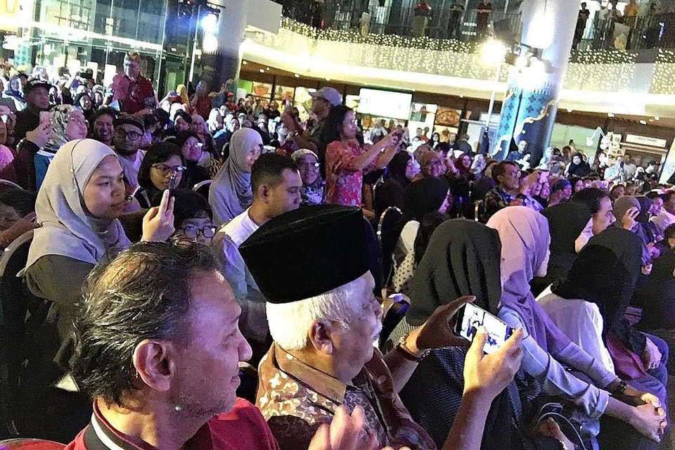 SAMBUTAN HANGAT: Sebahagian penonton yang di persembahan kumpulan 2D yang telah bergabung semula selepas lebih 10 tahun para anggotanya membawa haluan sendiri. - Foto HANIM MOHD SALEH