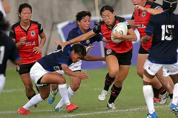 PENGALAMAN BERHARGA: Pemain ragbi wanita 15 sepasukan (15s) negara, Daphne Lai (kanan) cuba menembusi benteng pertahanan pasukan India dalam perlawanan yang menentukan tempat ketiga pada 22 Jun lalu. - Foto RAYMOND BRAGANZA, PHILIPPINES RUGBY FOOTBALL UNION