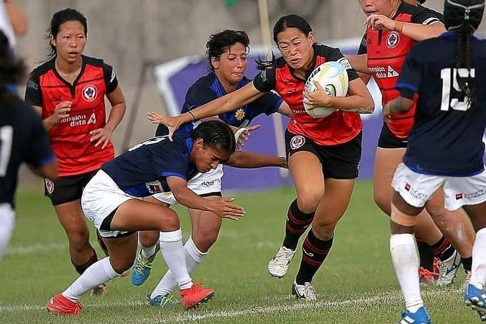 PENGALAMAN BERHARGA: Pemain ragbi wanita 15 sepasukan (15s) negara, Daphne Lai (kanan) cuba menembusi benteng pertahanan pasukan India dalam perlawanan yang menentukan tempat ketiga pada 22 Jun lalu. - Foto RAYMOND BRAGANZA, PHILIPPINES RUGBY FOOTBALL UNION