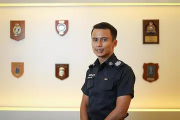 KHIDMAT DI LUAR WAKTU KERJA: Staf Sarjan Khairul Aidil memainkan peranan penting mencegah dan menangkap pekerja asing yang mencuri dawai tembaga untuk dijual kepada karung guni. Beliau menerima anugerah Penghormatan Tinggi Majlis Kepujian Pesuruhjaya Polis di Mes Pegawai Kanan Polis, Mount Pleasant Road, semalam. - Foto BH oleh ONG WEE JIN