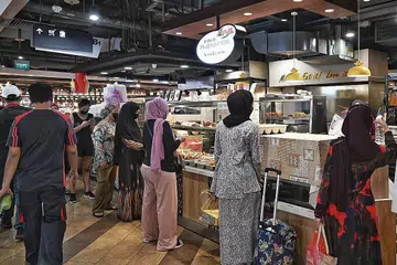 BERI PILIHAN: Pengurus Boon Lay Power, Encik Farhan Hamzah, berkata kesemua enam cawangan syarikat itu menawarkan kaedah pembayaran secara elektronik kepada pelanggan demi memberikan pilihan kepada pelanggan mereka. - Foto-foto BH oleh KHALID BABA