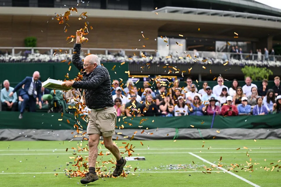 DIGANGGU PERBUATAN ORANG: Seorang lelaki yang merupakan penyokong bantahan, ‘Just Stop Oil’ menabur konfeti kertas di gelanggang pertandingan Wimbledon, menyebabkan perlawanan antara Daria Saville dengan Katie Boulter dihentikan pada hari ketiga pertandingan.